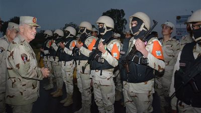 رئيس الأركان يتفقد عناصر تأمين المجرى الملاحي لقناة السويس 