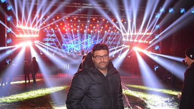 “رغم برودة الجو”.. فرقة حماقي الموسيقية تنتهى من بروفات حفلة نادي الشمس