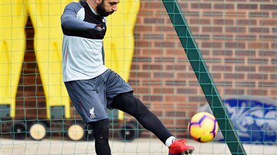 يمرر الكرة عبر إطارات السيارات.. إعلان جديد لمحمد صلاح مع شركة مياه غازية (فيديو)