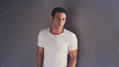 دي اللي أشترت الروج أبو 500 جنيه.. آسر ياسين يهنأ والدته بعيد ميلادها (صورة)