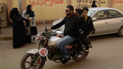 الأطفال يشقون طريقهم إلى “التخته” بالـ”موتوسيكلات” في أول يوم دراسي (صور)