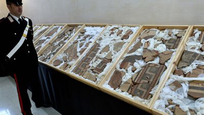 عاجل.. النائب العام يمنع المتهمين بتهريب شحنة الآثار لإيطاليا من التصرف بالأموال (خاص)
