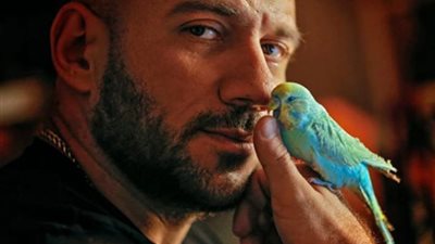 أحمد مكي لأحد متابعيه: “تلاجة أخوك اتفضل مد أيدك وكل”