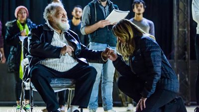 يحيي الفخراني في بروفات “الملك لير” مع رانيا فريد شوقي بـ”الصابوه” (صور)