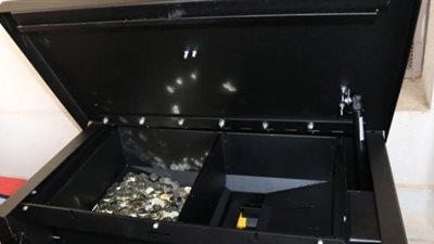 “سك العملة” تجرب “ماكينة” لفك العملة الورقية إلى معدنية في المترو (صور)