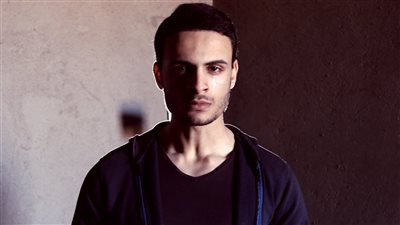 من هو شادي سرور الساعي وراء الـ”views”؟.. بدأها بالوعظ بأهمية الصلاة وانتهى بالإلحاد (فيديو)