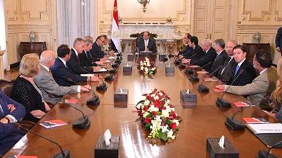 مدبولي للوفد اليهودي الأمريكي: تطوير التعليم يجعل الطلاب أقل تأثرًا بالتطرف