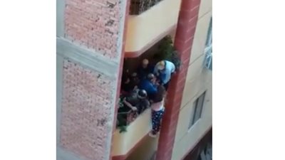 بيقولى أختى هى ربنا.. أول تعليق من الزوجة التي ظهرت في فيديو السقوط من “بلكونة” شقة في فيصل