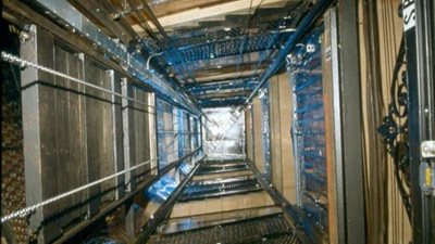 مصرع عامل سقط عليه مصعد في الغربية