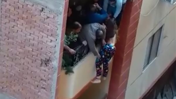 زوج يلقي زوجته -