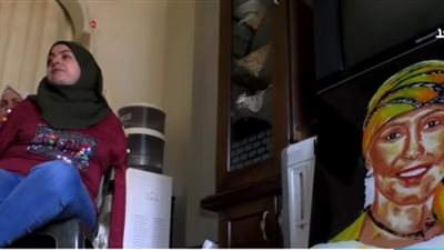 ولدت بلا ذراعين.. فنانة تشكيلية تتحدى إعاقتها وتبهر العالم بالرسم (فيديو)