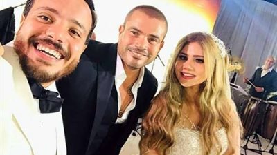 عمرو دياب يحيي زفاف الثنائي الفائز بمسابقة “فرحنا بالهضبة” (فيديو)
