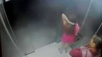 لم أستطع مقاومة جمالها.. عامل يتحرش بسيدة طوال 34 طابقاً