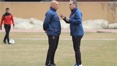 لاسارتي يحاضر لاعبي الأهلي “بالفيديو” قبل موقعة الجونة