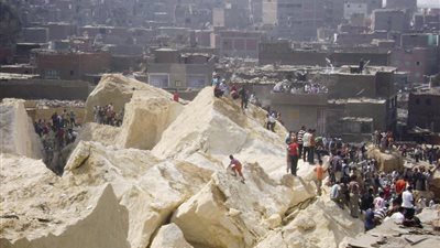 تحطم صخرة ضخمة بمنشأة ناصر
