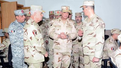 وزير الدفاع يتفقد أعمال التطوير بمعهد نظم المعلومات للقوات المسلحة