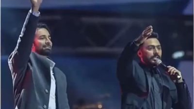 تامر حسني يروج لفيلم “قصة حب” في حفله الأخير بالسعودية (فيديو)