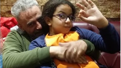 “فخر العرب”.. شاهد محمد صلاح بريشة صبا ابنة الفنان صبري فواز (صورة)