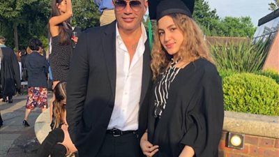 هجوم على عمرو دياب بعد ظهور ابنته كنزي بـ”المايوه” على أحد شواطئ اليونان (صور)