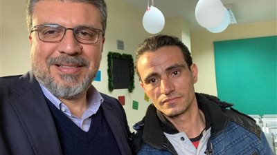 عمرو الليثى يلتقى مع بطل حادث قطار محطة مصر محمد عبد الرحمن (صورة)