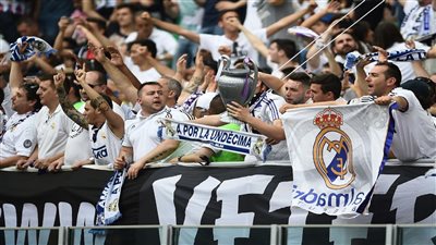 جماهير ريال مدريد تهاجم لاعبيها قبل مواجهة برشلونة في الكلاسيكو (فيديو)