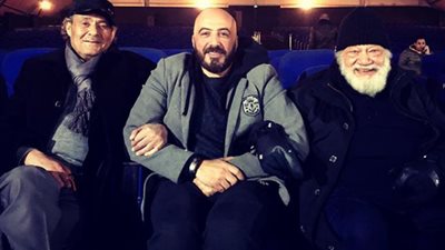 “بالحضن”.. فاروق الفيشاوي ويحيى الفخراني في بروفات “الملك لير” (فيديو)