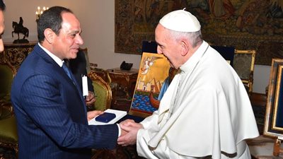 السيسي يستقبل رئيس الكنائس الشرقية الكاثوليكية والأخير يهديه ميدالية أرسلها البابا فرنسيس