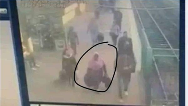 السيدة تظهر في كاميرا