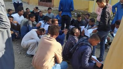 تداول صور لطلاب بمدرسة في الأقصر يؤدون الامتحان على الأرض.. والمدير: قديمة واتعاقبت عليها