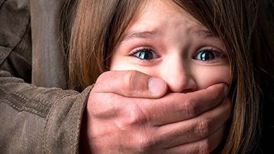 يعالج ضحاياه بالحقنة الشرجية.. التحقيق مع طبيب نفسي لاتهامه بهتك عرض فتيات