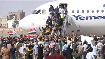 دون إصابات.. نقل أعضاء الحكومة اليمنية إلى قصر المعاشيق بعد استهدافهم بمطار عدن