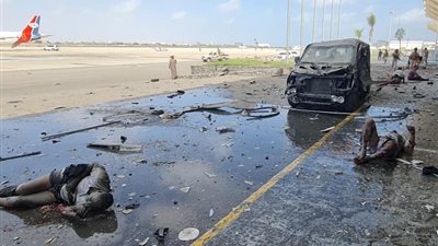 جثث وأشلاء.. ننشر الصور الأولى لضحايا هجوم مطار عدن