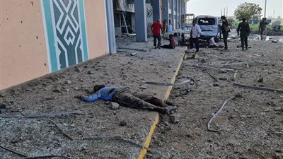 حصيلة نهائية.. الصحة اليمنية تعلن سقوط 22 قتيلًا وأكثر من 50 جريحًا في انفجار مطار عدن