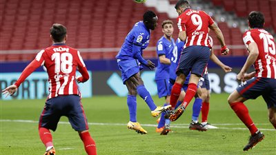 سواريز يقود أتليتكو مدريد لتعزيز صدارة الدوري الإسباني بهدف في شباك خيتافي 