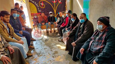 بالكمامات.. أهالي المدرس 