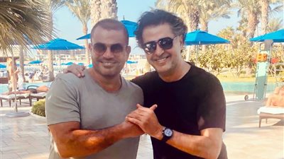 عمرو دياب ينهي محاولات الإيقاع بينه وبين راغب علامة بصورة من دبي