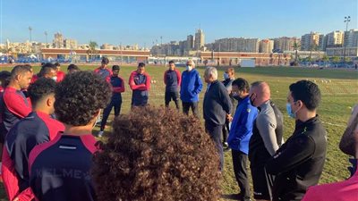 فرج عامر يعقد جلسة مع لاعبي سموحة قبل مواجهة سيراميكا