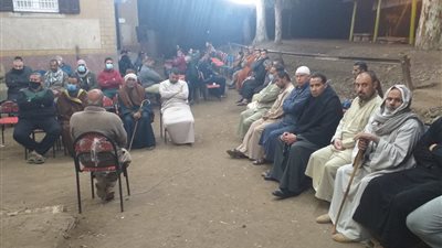 بين البرد والخوف من كورونا.. عزاء شعبي لـ3 جنازات في قرية واحدة بالشرقية (صور)