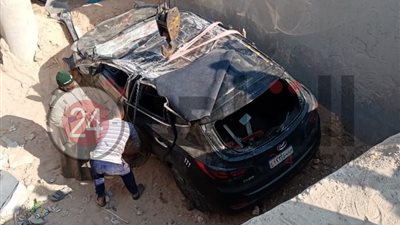 حفرة الموت.. ابتلعت 6 سيارات في عامين بطريق مطار سوهاج (صور)