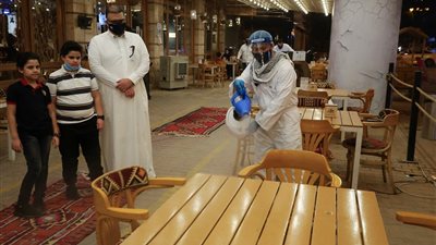 السعودية: إزالة الكمامة للشرب أو الأكل في مكان عام يستوجب فرض الغرامة