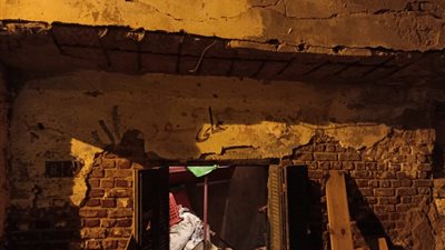 مصرع شخص في انهيار سقف عقار بالإسكندرية (صور)
