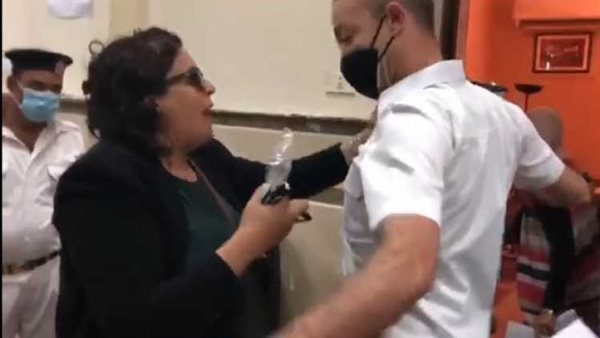 سيدة المحكمة وضابط