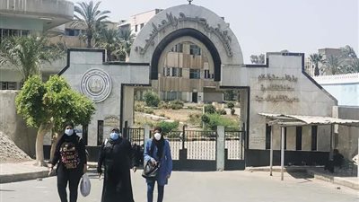 احتجاز زميلين بـ