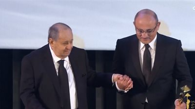 دفنه بنفسه.. ثلاث مشاهد في وداع وحيد حامد كان بطلها شريف عرفة