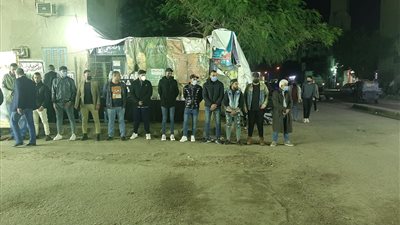 حازم إمام يتلقى واجب العزاء في وفاة والدته بإمبابة (صور)