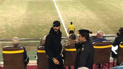 فرجاني ساسي يؤازر الزمالك أمام إنبي من مقصورة بتروسبورت (صور)