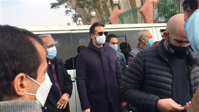 كريم عبد العزيز وإلهام شاهين يلقيان النظرة الأخيرة على جثمان وحيد حامد