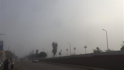 شبورة مائية كثيفة تحجب الرؤية بطرق الاسماعيلية  وإغلاق طريق بورسعيد - القاهرة