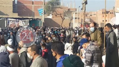 أهالي النزلة بالفيوم ينتظرون وصول جثمان المدرس المصري المقتول على يد تلميذه السعودي لدفنه بمقابر العائلة (صور)
