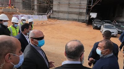 وزير النقل يتفقد مشروع القطار الكهربائي ويتابع أعمال إنشاء المحطات وتركيبات السكة